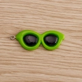 Detail van groene hars zonnebril hanger met zwarte glazen voor DIY sieraden maken - 10 Stuks Verpakking / Groen