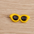 Détail d'une breloque lunettes de soleil jaunes avec finition noire et anneau pour DIY - Lot de 10 / Jaune