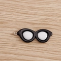 Vue détaillée d'un accessoire pendentif en forme de lunettes pour la création de bijoux - Lot de 10 / Noir