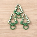 Dettaglio di portachiavi a forma di albero di Natale verdi con pois su legno - Verde