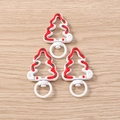 Dettaglio macro di tre moschettoni in metallo a forma di albero di Natale bianco per portachiavi - Rosso & Bianco