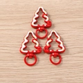 Dettaglio dei moschettoni a forma di albero di Natale rosso con accenti di neve bianca - Rosso
