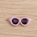 Vue détaillée du breloque lunettes de soleil œil-de-chat rose avec anneau pour DIY - Lot de 10 / Rose