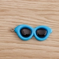 Detail van een blauwe zonnebril bedeltje met zwart emaille en zilveren ophangoog - 10 Stuks Verpakking / Blauw