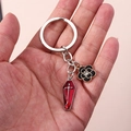 Modischer Schlüsselanhänger mit rotem Sarg und schwarzer Blume mit Kreuz und Strassstein - Rot