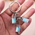 Detalle de tres mini llaveros creativos de té de burbujas con tazas de resina azul degradado - Azul Lago