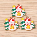 Detail van de emaille sneeuwpop en kerstboom hangers op houten achtergrond - Sneeuwpop