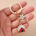Modischer Marienkäfer und Gänseblümchen Schlüsselanhänger mit Goldring und Blumenanhänger - Weiß