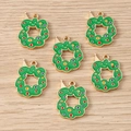 Detail van kleurrijke emaille kerstkrans hangers voor DIY sieraden op houten achtergrond - Holle Krans Stijl (2398)
