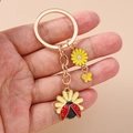 Blumen-Marienkäfer-Schlüsselanhänger mit Gänseblümchen und Schmetterling in Gold - Gelb