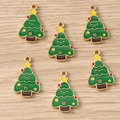 Gedetailleerd aanzicht van zes groene emaille kerstboomhangers met goudkleurige basis - Glimlachende Kerstboom (2399)