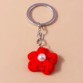 Dettaglio portachiavi a fiore rosso all'uncinetto con perla e anello in metallo - Rosso