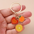 Mode hart en sinaasappelschijfje emaille hanger sleutelhanger met gouden ring - Hart en Sinaasappel