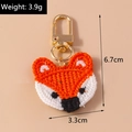 Dettaglio portachiavi a volpe all'uncinetto con dimensioni 6,7cm x 3,3cm e peso 3,9g - Volpe