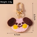 Dettaglio del portachiavi all'uncinetto rosa che mostra altezza 6,5cm e peso 3,9g - Stile Chimmy / Cane