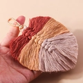 Handgefertigter Makramee Blatt Schlüsselanhänger mit buntem Baumwollgeflecht und goldenem Verschluss - Braun