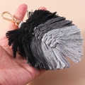 Detail eines handgefertigten Boho-Palmenblatt-Schlüsselanhängers mit grauem Farbverlauf - Schwarz und Grau