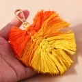 Handgefertigter Blatt-Schlüsselanhänger mit Gelbverlauf und Goldverschluss in der Hand - Orangegelb