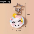 Détail du pendentif licorne tricoté à la main avec fermoir étoile en métal argenté - Licorne
