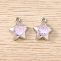 Détail de deux pendentifs étoile argentés avec cristaux roses étincelants - Violet argenté