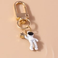 Detail van witte astronaut sleutelhanger met gouden ster en gepolijste D-ring sluiting - Witte Ster Astronaut Stijl