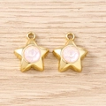 Détail de deux pendentifs étoiles dorés avec pierres roses pour création bijoux - Or Rose