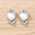 Makroaufnahme von Herz-Tulpen-Anhängern mit irisierenden Opalsteinen für DIY-Schmuck - Silber