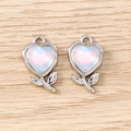 Dettaglio di due ciondoli a forma di cuore con fiori in argento e inserti rosa - Argento Blu