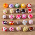 Macro-opname van 25 kleurrijke harskralen in snoepkleuren voor DIY-sieraden maken - Gemengde Hart Graffiti Kralen / 5 Stuks