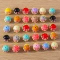 Detail van kleurrijke harskralen met hartogen voor DIY sieraden op houten basis - Gemengde Ogen Graffiti Kralen / 5 Stuks