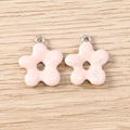 Pendentifs fleurs en émail rose pour bijoux DIY sur un fond en bois clair - Rose