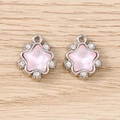 Vue macro de pendentifs en étoile avec cristaux roses et pierres blanches scintillantes - 5 Pièces / Rose Argent