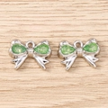 Détail macro de pendentifs nœuds argentés avec des pierres vertes en forme de poire - Argent Vert