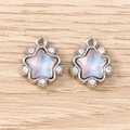 Vue macro de deux pendentifs étoiles en argent avec pierre d'opale et zircons - 5 Pièces / Argent Bleu Foncé