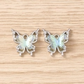 Detaillierte Nahaufnahme von Strass-Blumen-Schmetterlingsanhängern auf Holz für Schmuckzubehör - Hohl Schmetterling - Silber Blau