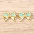 Dettaglio di ciondoli a fiocco in cristallo verde menta con cornici dorate per gioielli - Oro Blu