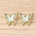 Makro-Detail des Strass-Schmetterlingsanhängers mit schillernden Flügeln für DIY-Schmuck - Hohl Schmetterling - Gold Blau
