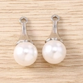 Dettagli di eleganti ciondoli con perle bianche e ganci in metallo argento per gioielli - Stile Goccia d'Acqua / 5 Pezzi / Argento