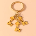 Portachiavi giraffa carino con anello dorato e tre ciondoli animali gialli - Giallo
