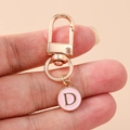 Rosa Emaille Schlüsselanhänger mit Buchstabe D in Roségold für Taschen und Geschenke - Rosa Buchstabe D