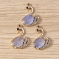 Tre eleganti ciondoli a forma di cigno dorato con pietre occhio di gatto viola e strass - Viola Oro