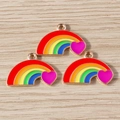 Ciondoli a cuore arcobaleno in lega per creazione di gioielli fai da te su legno chiaro - Cuore Arcobaleno