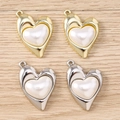 Dettaglio di ciondoli a forma di cuore irregolare con inserto in perla per gioielli DIY - Cuore di Perla Irregolare / 5 Pezzi / Multicolore
