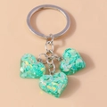 Détail de porte-clés cœur en résine vert menthe avec paillettes et anneau argenté - Cœur à Paillettes Vert