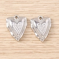 Dettaglio di un ciondolo a cuore irregolare in argento con piccole perle bianche e anello - Piccola Perla Cuore / 5 Pezzi / Argento