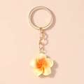 Detalle de llavero de flor plumeria con degradado amarillo y anillo de metal dorado - Amarillo
