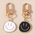 Porte-clés visage souriant minimalistes en émail noir et blanc avec crochets dorés - Costume Noir et Blanc