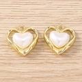 Dettaglio di ciondoli dorati a forma di cuore con intarsio in madreperla su legno chiaro - Cuore di Perla Traforato / 5 Pezzi / Oro