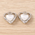Dettaglio di ciondoli a cuore irregolari argentati con perle finte intarsiate lucide - Cuore di Perla Traforato / 5 Pezzi / Argento