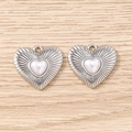 Dettaglio di ciondoli a cuore argento con trama radiale e perla bianca per creare gioielli - Cuore A Strisce / 5 Pezzi / Argento